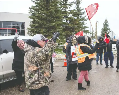  ?? TROY FLEECE ?? Unifor members continue strike action Wednesday at a Sasktel building near the Regina airport that Saskpower uses as a call centre.