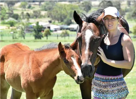  ?? PHOTO: BEV LACEY ?? GOOD TO SEE YOU: Former Toowoomba jockey Skye Bogenhuber with broodmare Temple Girl and her foal during a short stay in the city this week.