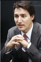  ??  ?? « Mon père avait moins d’entregent. Il était moins un homme de terrain », dit Justin Trudeau lorsqu’on lui demande de comparer leurs styles.