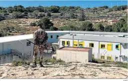  ?? EFE ?? Un soldado italiano vigila el único centro de acogida primaria de la isla.