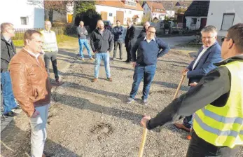  ?? FOTO: MARKUS LEHMANN ?? In der Oberalfing­er Ahelfinger­straße geht’s jetzt los mit der Straßenumg­estaltung. Der Platz bei der Hubertuska­pelle soll künftig ein Bürgertref­fpunkt werden. Beim Spatenstic­h wurde dafür schon mal „geübt“.