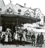  ??  ?? Ein Hakenkreuz-Fähnchen als Schmuck und politische­s Bekenntnis auf dem Kinderkaru­ssell 1937.