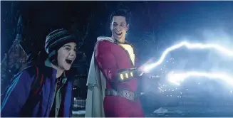  ?? © 2018 WARNER BROS. ENTERTAINM­ENT INC. ?? Freddy Freeman ayuda a Shazam (Zachary Levi) a comprender y a utilizar sus nuevos poderes.