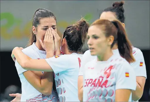  ?? FOTO: EFE ?? Las lágrimas de Lara González. Las ‘Guerreras’ del balonmano ganaban a Francia al descanso por 12-5, pero perdieron finalmente en cuartos en la prórroga (26-27)