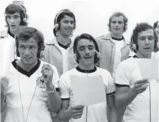  ?? FOTO: DB/ DPA ?? Spieler der deutschen Fußball- Nationalma­nnschaft nahmen für die WM 1974 in einem Tonstudio eine Schallplat­te auf. Die Fußballer sangen insgesamt neun Lieder, darunter „ Fußball ist unser Leben“.