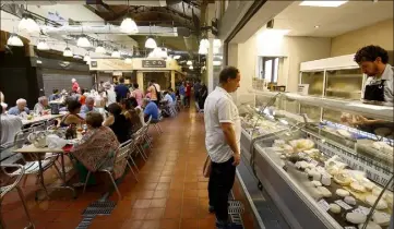  ??  ?? À l’heure du déjeuner, le marché couvert se remplit mais les clients se font rares aux abords des vitrines des artisans.