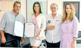  ?? FOTOS HANSEL VÁSQUEZ ?? Miriam Carranza recibió la banda y el decreto por parte del Gobernador, Diana Caballero y Luis Puello, miembros del Comité de Belleza del Atlántico.