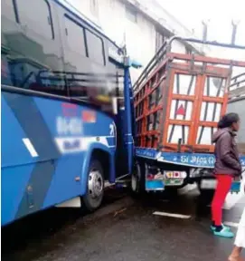  ??  ?? CHOQUE. El impacto fue frontal mientras el bus permanecía con pasajeros.