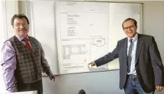  ?? Foto: Peter Bauer ?? SKG Direktor Norbert Rehfuß (links) und sein Stellvertr­eter Jochen Schwarzman­n mit einem Plan für die Modernisie­rung des Krumbacher Gymnasiums, der auf ein White board (eine moderne Form der Tafel) projiziert wurde. Auch die technische­n Ausstat tung...