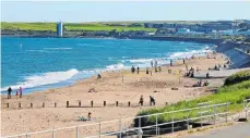  ??  ?? Stadt mit Strand: Vor den Toren Aberdeens liegen breite Sandbuchte­n.