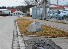  ??  ?? Die Grüninseln in der Carl Zeiss Straße sollen mit Bäumen und im Bereich der Stra ßenlampen mit Büschen und Sträuchern bepflanzt werden.