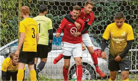  ?? Foto: Georg Fischer ?? Während die gelb-schwarzen Kicker des TSV Binswangen betreten schauen, feiern Torschütze Fabian Knötzinger (links) und Mario Meier die Wertinger 1:0-Führung im Lokalderby beim Tabellenfü­hrer.