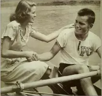  ?? (©Philadelph­ieTempleUn­iversityLi­braries/Repro T.M.) ?? Grace Kelly félicite son frère, John B. Kelly, en .