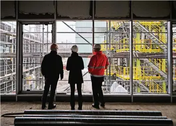  ?? FOTO: LARS HEIDRICH ?? Blick aus dem künftigen Büro- und Laborgebäu­de auf das in Rekordzeit gebaute Technikum für „Carbon2Che­m“am Rande des TKS-Geländes.