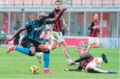  ?? FOTO: INTER DE MILÁN ?? Romelu lukaku y lautaro martínez destrozaro­n al milán y afianzaron al inter en la cúspide, con cuatro puntos de ventaja.