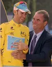  ?? 2014, Vincenzo Nibali sul podio del Tour con Hinault. A destra, Viviani e la nuova maglia ?? BETTINI