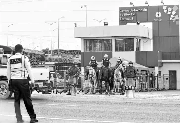  ?? Enrique pesantes/ el comercio ?? •
Militares resguardan los exteriores del Centro de Privación de Libertad, en Guayaquil.