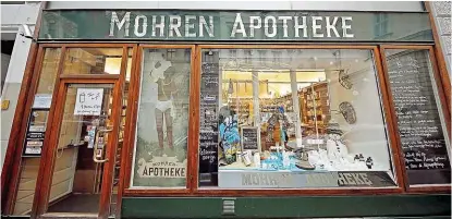  ??  ?? Die Mohren- Apotheke im ersten Wiener Bezirk, gegründet 1350: Der Name geht nach eigenen Angaben auf einen besonders heilkundig­en Äthiopier ( in der Bildmitte) zurück.