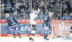  ?? FOTO: IMAGO/EIBNER-PRESSEFOTO/SVEN LAEGLER ?? Carter Rowney von Löwen Frankfurt jubelt beim Sieg der Hessen gegen die Schwenning­er Wild Wings.