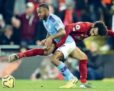  ?? (Epa) ?? Duello
Raheem Sterling e Mohamed Salah a caccia del pallone nella supersfida di domenica scorsa tra Liverpool e Manchester City