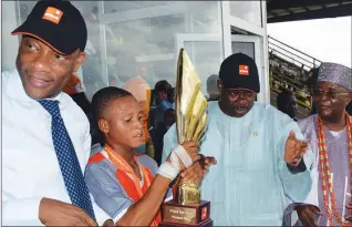  ??  ?? left Mr Segun Agbaje, MD/CEO, GTBank PLC; Governor Ibikunle Amosun of Ogun State; Abu Isaac, Winning Team captain, Patoku High School, Ayede, Ifo, Ogun State and HRM Oba Adedotun Gbadebo, Alake of Egbaland during the GTBank Ogun State Principals Cup...