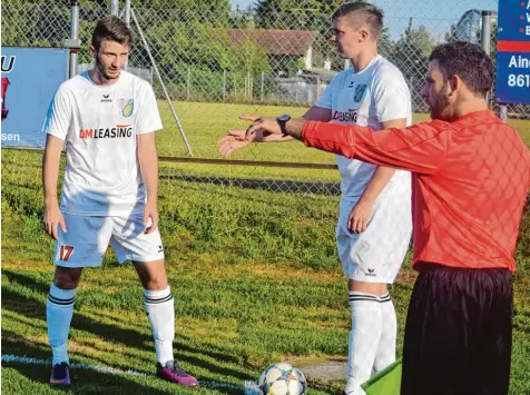  ?? Foto: Oliver Reiser ?? Ob der Linienrich­ter weiß, wohin der Weg des SV Cosmos Aystetten in der Landesliga führt? Auch nach dem Abgang von Torjäger Markus Gärtner hat der Aufsteiger mit Ro bert Markovic Mandic und Maximilian Drechsler (von links) noch immer großes...