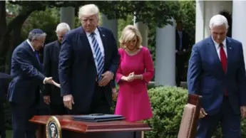  ?? EVAN VUCCI/THE ASSOCIATED PRESS ?? U.S. President Donald Trump prepares to sign an executive order giving churches their “voices back.”