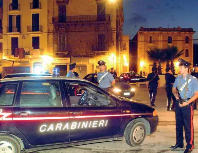  ??  ?? Controlli
Una pattuglia dei carabinier­i impegnata nei controlli nel centro storico di Bari; l’allarme sicurezza riguarda tutta la città e la situazione è grave anche nelle periferie. Un appello a sindaco e prefetto è stato rivolto dai residenti della...