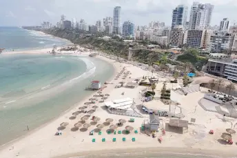  ?? ?? An aerial view shows empty beaches in the Israeli coastal city of Netanya.