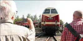  ??  ?? In Bild und Ton festgehalt­en wurde die Parade der Lokomotive­n, hier ist die Diesellok  - von allen Seiten auf der Drehscheib­e zu bewundern. Foto: Christiane Weber