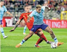  ?? EFE ?? Toby Alderweire­ld de Bélgica (izq.) intenta frenar a Memphis Depay durante el partido de ayer en Bruselas.