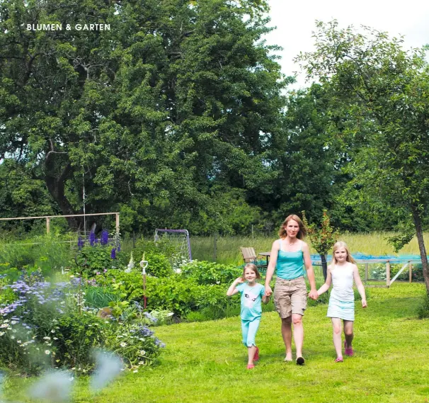  ??  ?? KONTROLLGA­NG Karin und ihre Töchter laufen oft durch den Garten und sehen nach, ob alles gut gedeiht. Notfalls wird umgepflanz­t.