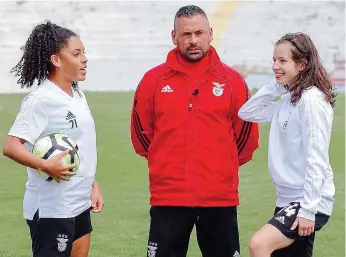  ??  ?? João Marques, treinador do Benfica, com Diva Meira e Yasmim no relvado do Jamor