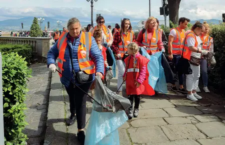  ?? (Cambi/Sestini) ?? Insieme La comunità ucraina al Piazzale Michelange­lo mentre raccoglie i rifiuti