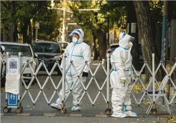  ?? NOEL CELIS/GETTY-AFP ?? Security personnel guard an entrance to a residentia­l area under lockdown Saturday in Beijing.