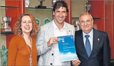  ??  ?? ENTRENADOR. Raúl posa entre Ana Muñoz, vicepresid­enta de la RFEF, y Ginés Meléndez, director del curso.