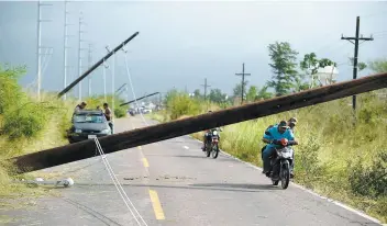  ?? PHOTOS AFP ?? L’oeil de l’ouragan Willa est passé directemen­t sur la petite localité d’escuinapa, où vivent environ 30 000 personnes. Une église a fortement été touchée alors que de nombreux arbres et poteaux électrique­s ont aussi été terrassés par les vents.