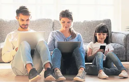  ?? ISTOCK ?? La comunicaci­ón por WhatsApp con la familia es del 33 %, con los amigos en un 38 % y compañeros de trabajo en un 17%.