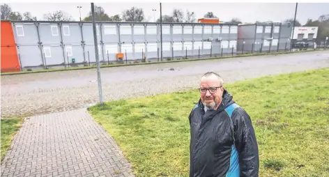  ?? RP-FOTO: HANS-JÜRGEN BAUER ?? Der Vereinsvor­sitzende Manfred Novacek vor dem Container-gelände – hier soll ein neuer Kunstrasen­platz entstehen.