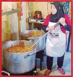  ??  ?? MEMASAK hidangan untuk ribuan pelarian antara pengalaman sukar dilupakan ketika berbakti di Perancis.