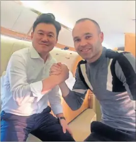  ??  ?? RUMBO A JAPÓN. Iniesta, con Hiroshi Mikitani.