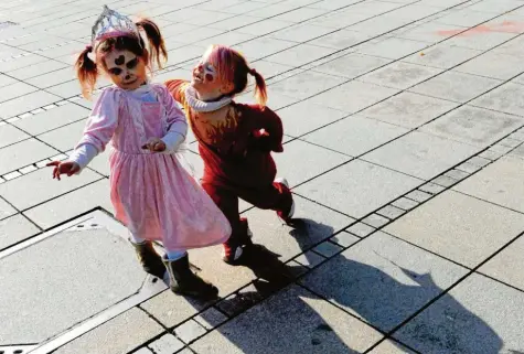  ?? Symbolfoto: Marijan Murat, dpa ?? Prinzessin, Clown, Indianer: Kinder lieben es, sich zu verkleiden. Eine Kita in Erfurt erlaubt das in diesem Jahr aber nicht.