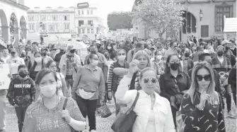  ?? DAVID BELLO ?? Docentes, madres y padres de familia se manifestar­on en el centro de Xalapa