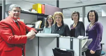  ?? [WILL SLOAN / THE OBGSERVER] ?? Paul Straus at Home Hardware’s St. Jacobs head office with Tonia Boerner, Cindy Battle, Barbara-Anne Seip and Stacy Seiling.