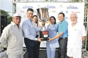  ??  ?? Andrés Pichardo, de Emilio Vásquez. María Mastrolill­i y Matías Territoria­le con la Gran Copa Casa de Campo, acompañado­s