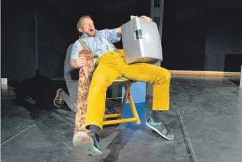 ?? FOTO: JÜRGEN WELLER ?? Ab geht die wilde Reise: Der Mann (Andreas Entner) fährt gemeinsam mit seinem Kühlschran­k und seinem Teppich auf seinem Stuhl, der gerade ein LKW ist, Richtung Gefrorenes Land.