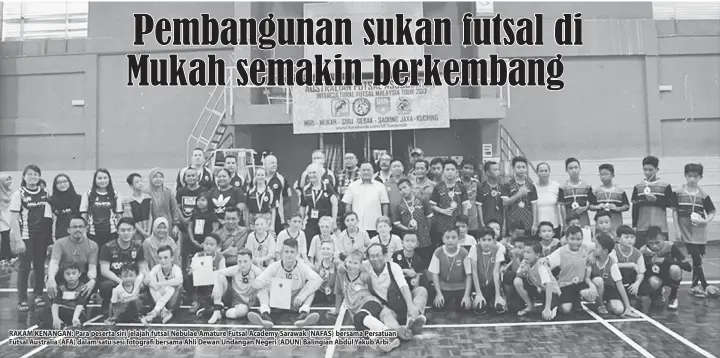  ??  ?? RAKAM KENANGAN: Para peserta siri jelajah futsal Nebulae Amature Futsal Academy Sarawak (NAFAS) bersama Persatuan Futsal Australia (AFA) dalam satu sesi fotografi bersama Ahli Dewan Undangan Negeri (ADUN) Balingian Abdul Yakub Arbi. Oleh Mohamad Achil...