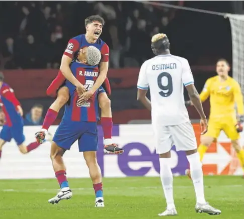  ?? // REUTERS ?? Araujo abraza a Cubarsí tras el último gol del Barça ante el Nápoles