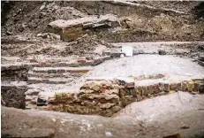  ?? FOTO: VOLKER HEROLD ?? Alte Steine, die unter Aufsicht der Unteren Denkmalbeh­örde der Stadt demnächst abgerissen werden können.