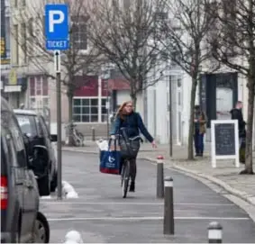  ?? FOTO'S JAN VAN DER PERRE ?? De handelaars zijn niet tevreden. “Tijdens de avondspits zit alles hier dicht, dus voor fietsers is het niet vanzelfspr­ekend om zich tussen het verkeer te begeven.”